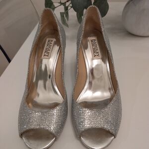Badgley Mischka Women's Silver Peep-Toe Heels